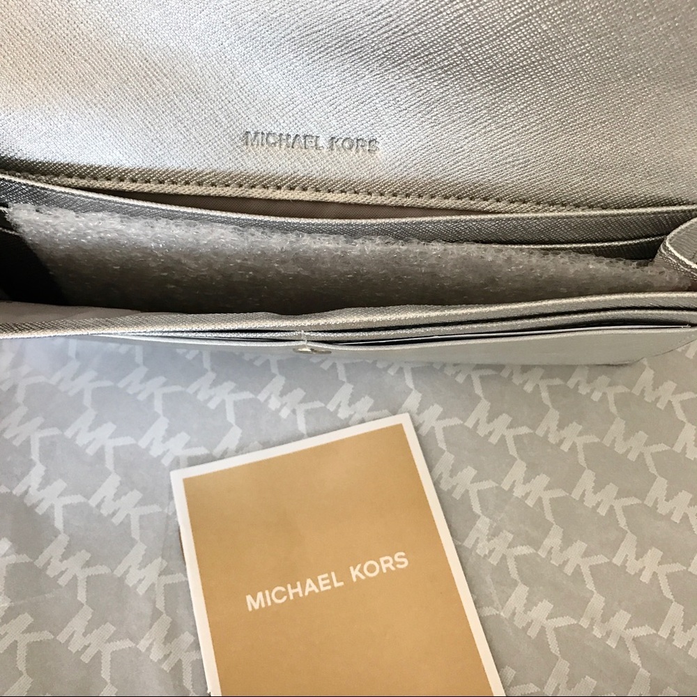 LAST 1 ⭐️ Authentic MK silver leather flat wallet - Picture 4 of 7